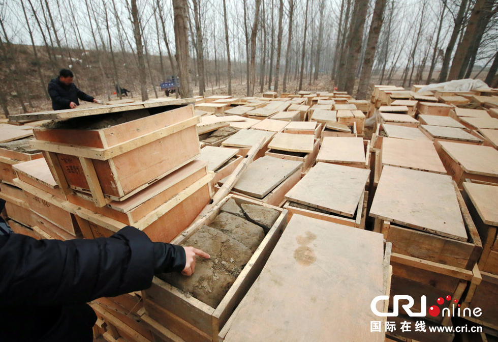 2014年1月6日，河南洛陽古沉船發(fā)掘現(xiàn)場，古船周圍和船上清理出來的青膏泥已被打包入箱。
