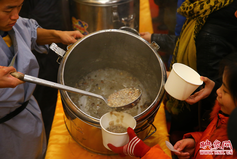 一大鍋五行粥不到二十分鐘已經分發(fā)完畢