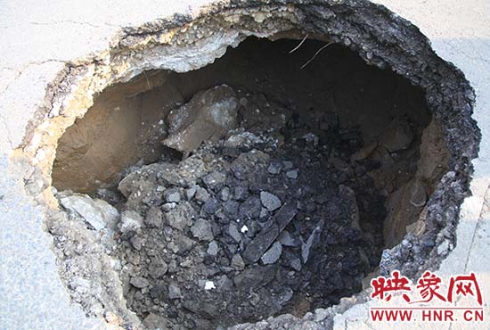 坑口直徑約兩米，路面下形成中空的大坑，約有15平方米。
