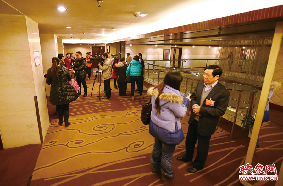 會(huì)議間隙，樓道成為記者采訪的主戰(zhàn)場(chǎng)