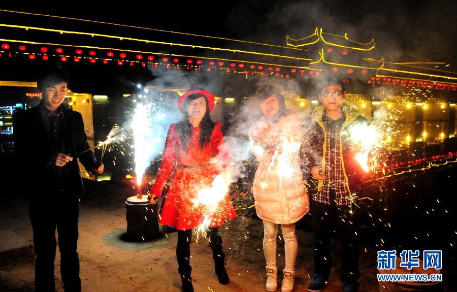 1月30日，浙江金華武義市民在燃放煙花，喜迎馬年春節(jié)。
