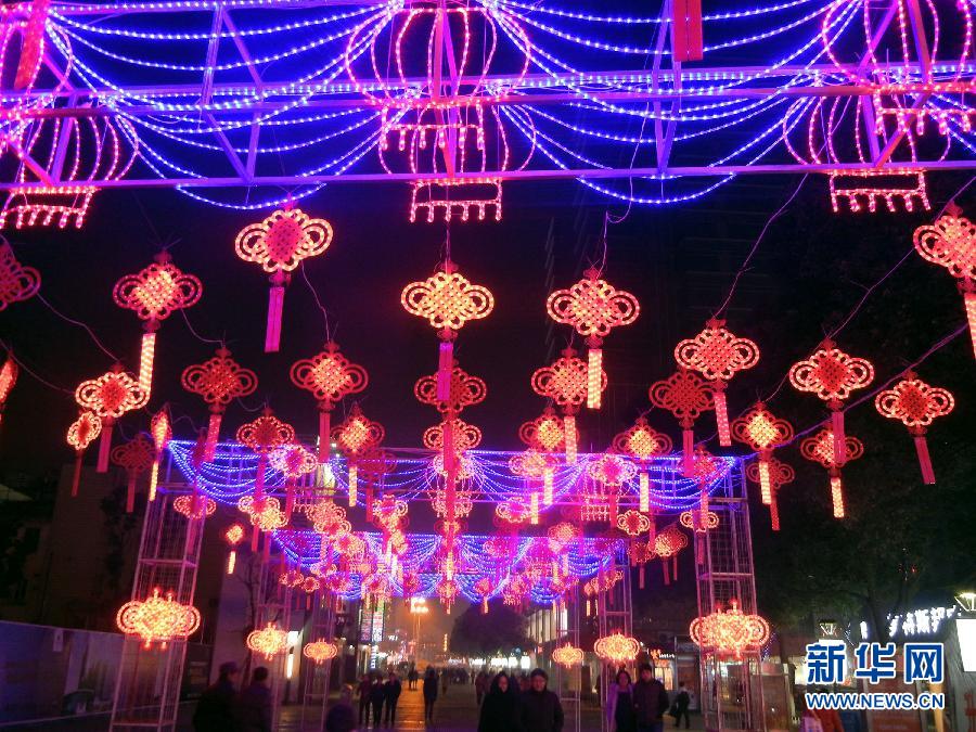 　1月30日，市民走在由中國結(jié)霓虹燈裝扮的蘇州街頭。