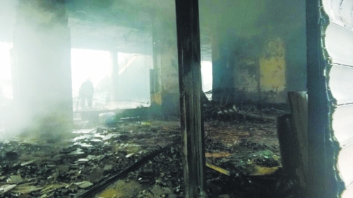 3.營業(yè)大廳棚頂坍塌，貨物成灰。