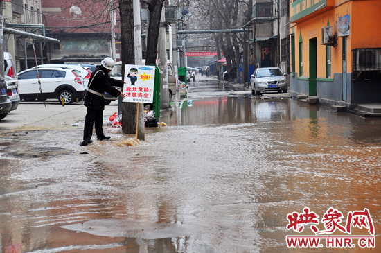 巡防隊(duì)員到了現(xiàn)場(chǎng)后，設(shè)置了警示牌，并勸阻小朋友進(jìn)入水中