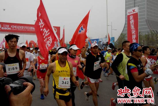 目前在鄭開大道上，一場角逐正在展開。