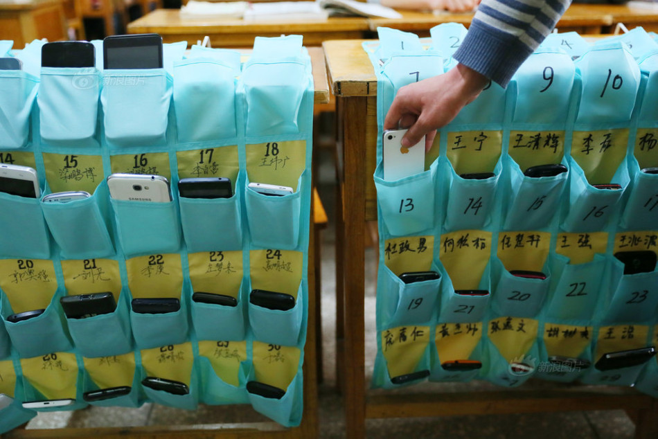 河南洛陽一大學(xué)學(xué)生課前自覺上交手機 河南洛陽一大學(xué)學(xué)生課前自覺上交手機