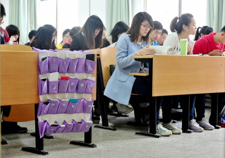 河南洛陽一大學(xué)學(xué)生課前自覺上交手機 河南洛陽一大學(xué)學(xué)生課前自覺上交手機