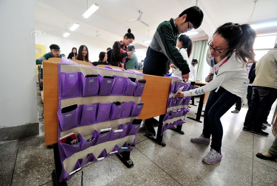 河南洛陽一大學(xué)學(xué)生課前自覺上交手機 河南洛陽一大學(xué)學(xué)生課前自覺上交手機