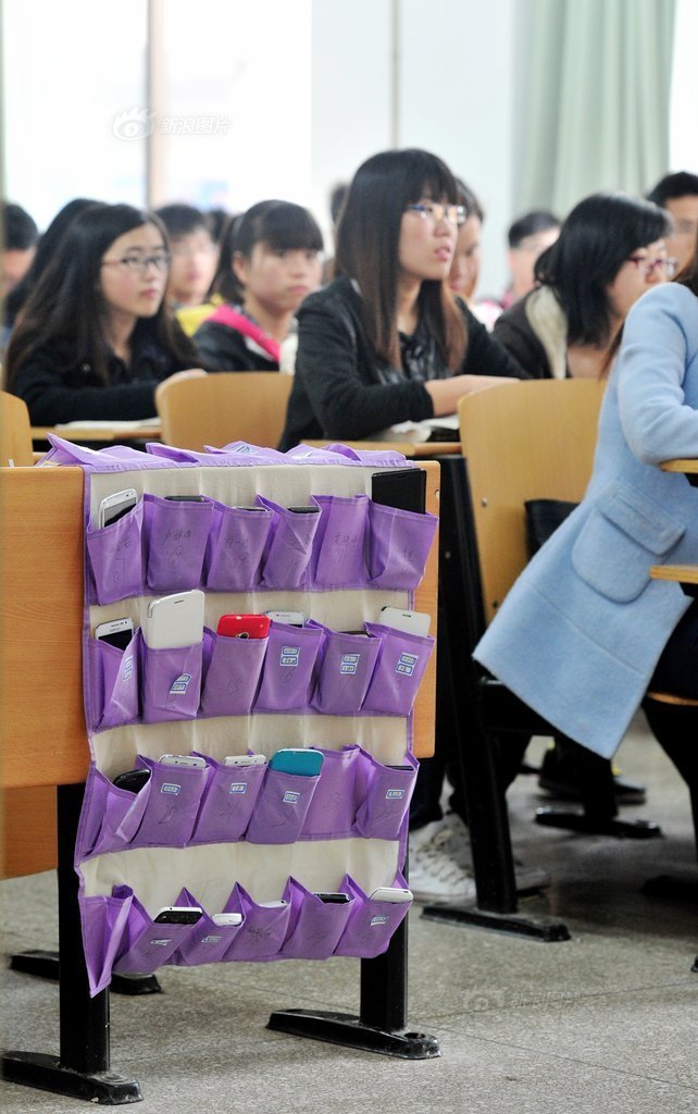 河南洛陽一大學(xué)學(xué)生課前自覺上交手機 河南洛陽一大學(xué)學(xué)生課前自覺上交手機