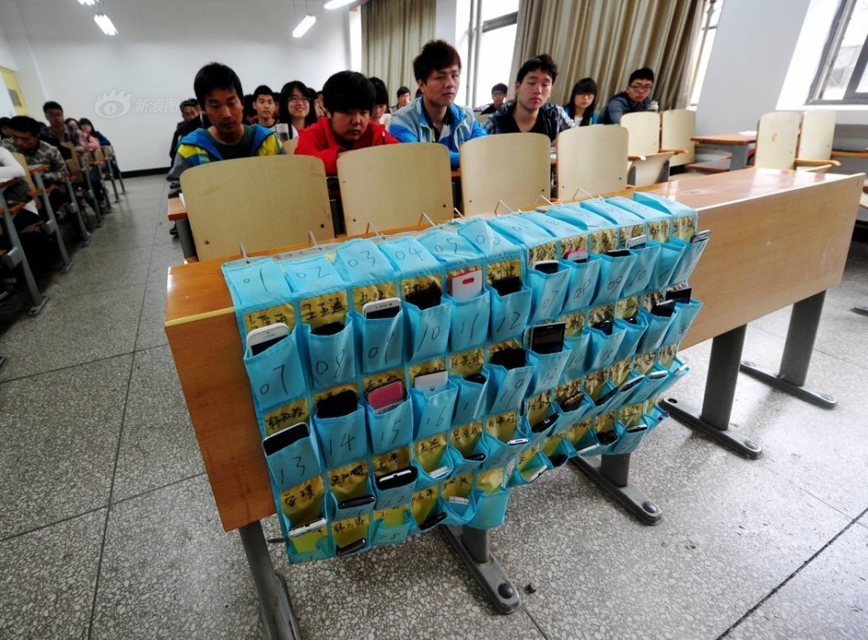 河南洛陽一大學(xué)學(xué)生課前自覺上交手機 河南洛陽一大學(xué)學(xué)生課前自覺上交手機