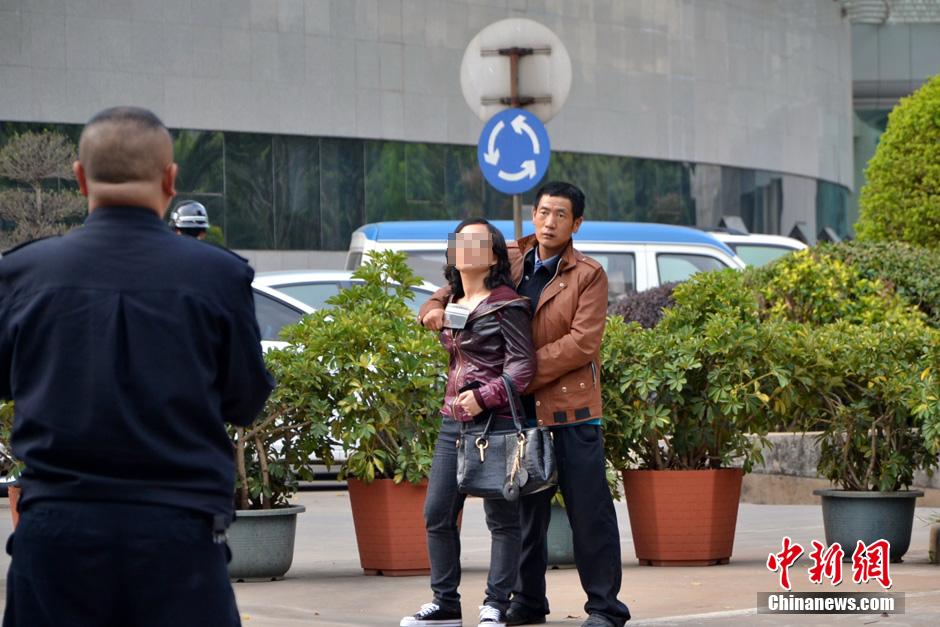 圖為劫持者與警方談判中。