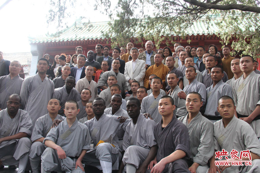 少林寺方丈、武僧與外交官留念