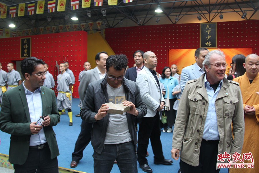 在表演后，外交官查看被表演者劈開的磚頭