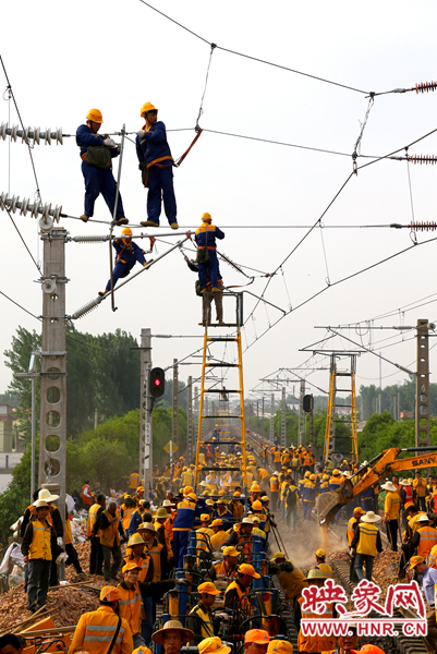 時(shí)間緊工程量大，工人們都加緊施工