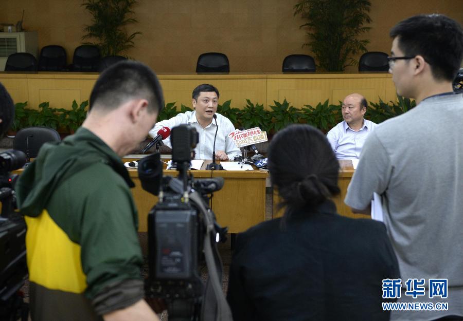  5月18日，杭州市環(huán)保局長胡偉（左）在發(fā)布會上回答記者提問。