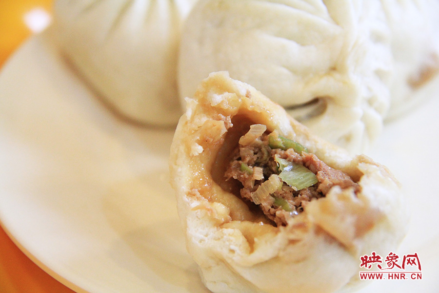 記者特意叫上一位去過(guò)北京正宗慶豐包子鋪的朋友前往試吃鑒定,兩者的味道差不多。