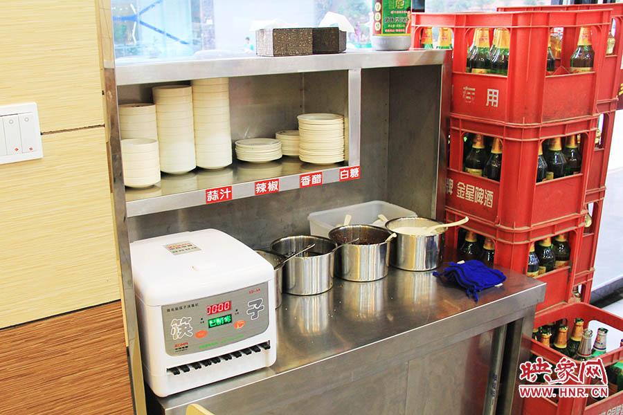 調(diào)料、小碟、餐具也都被放在另一張單獨(dú)的桌子上,需要用餐者“自助”。