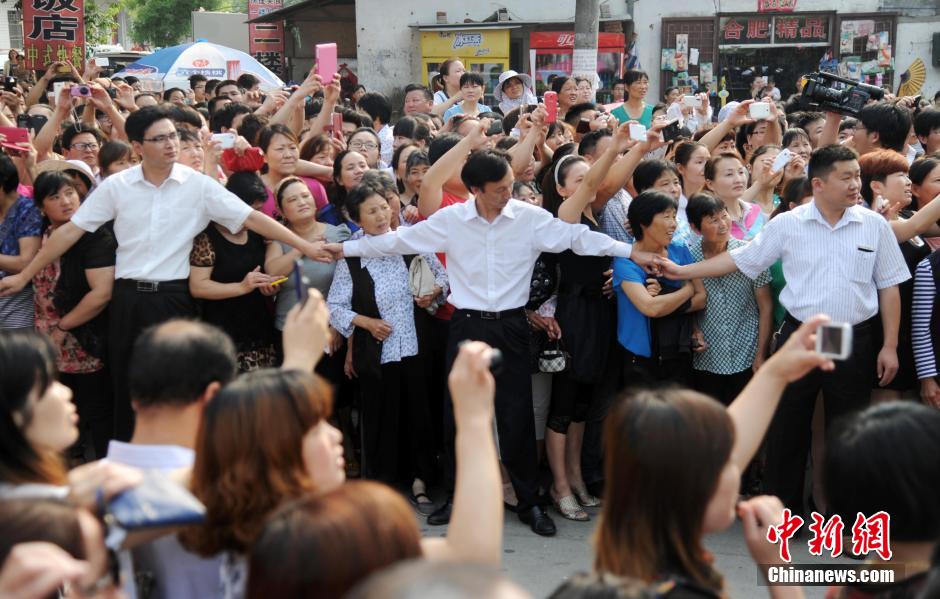 安徽毛坦廠中學(xué)考生趕考 萬余民眾“十里相送” 安徽毛坦廠中學(xué)考生趕考 萬余民眾“十里相送”
