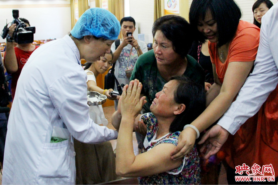 當(dāng)?shù)弥↓埬X部的鋼針成功取出，馮書(shū)想的情緒有些激動(dòng)。