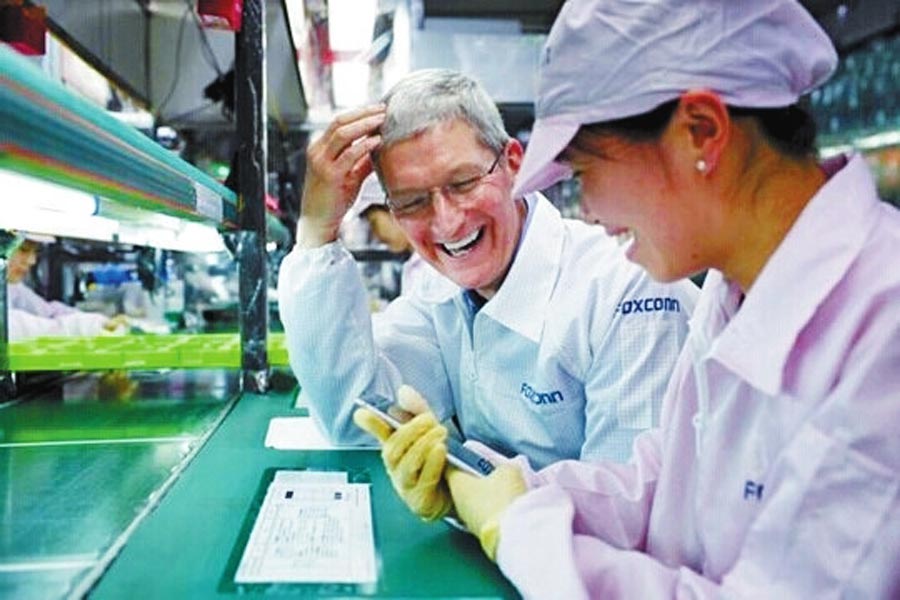 圖為蒂姆·庫克和一名女工在熱烈地交談。