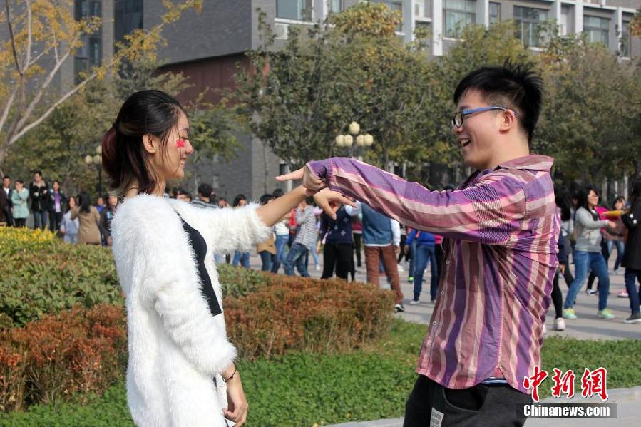 11月11日，河南財經(jīng)政法大學校園內(nèi)，300名在校大學生在上演了一出“光棍”也瘋狂的“快閃”大戲。