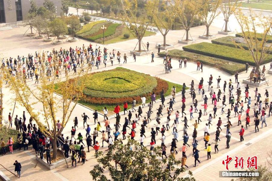 11月11日，河南財經(jīng)政法大學校園內(nèi)，300名在校大學生在上演了一出“光棍”也瘋狂的“快閃”大戲。