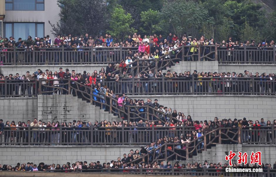重慶上萬(wàn)粉絲在南濱路等待《奔跑吧兄弟》節(jié)目的錄制。