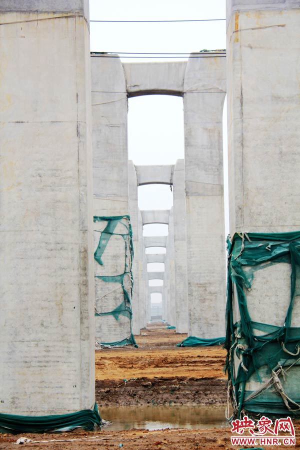 目前附近居民認(rèn)為“照目前的施工狀況看，年底主體完工已不太可能”。