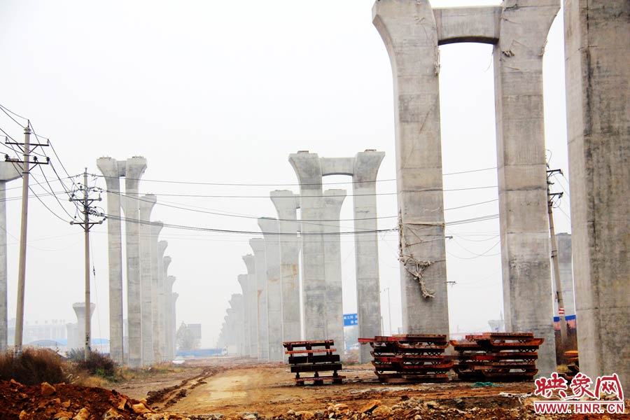 南北方向已架起數(shù)百根橋墩，一眼望不到邊際。