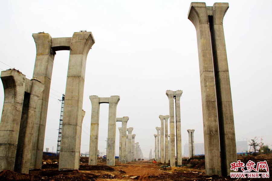 橋墩聳立，一片荒涼。