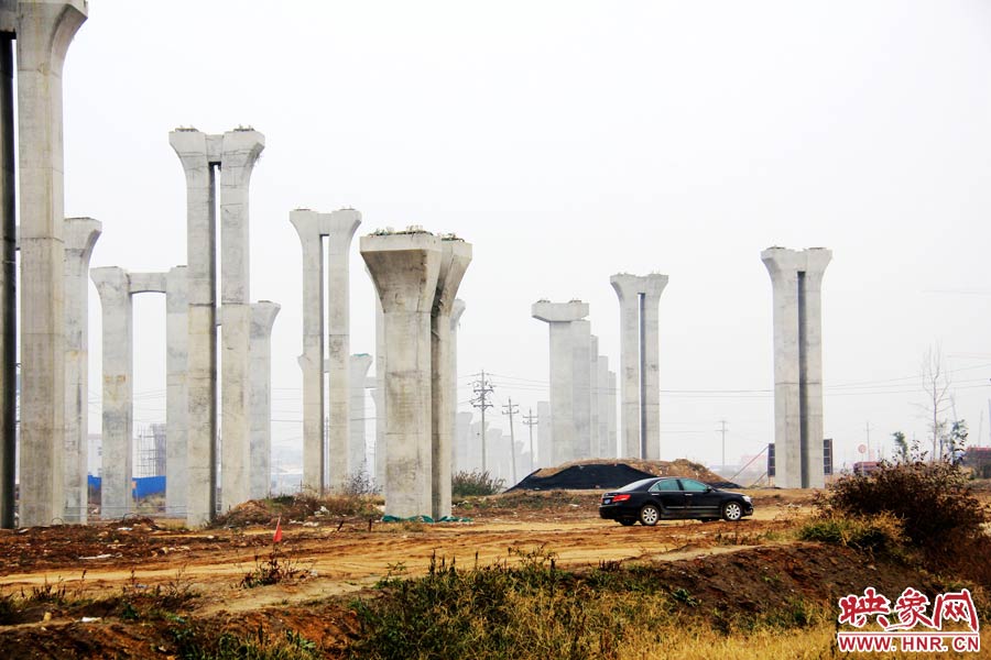 施工項(xiàng)目部偶爾會有車輛來往。