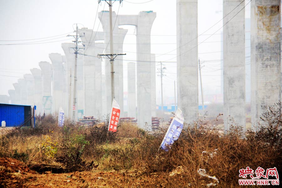 整個(gè)京廣快速路南段工程共分為六個(gè)工區(qū)，柴鍋轉(zhuǎn)盤處是京廣快速路南段三工區(qū)的施工區(qū)域。