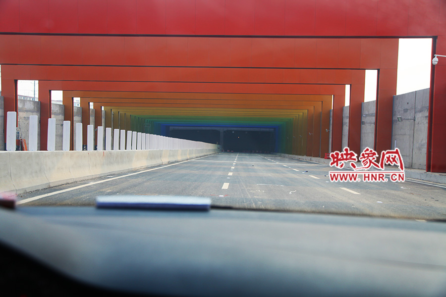 進(jìn)隧道時(shí)，由明到暗。