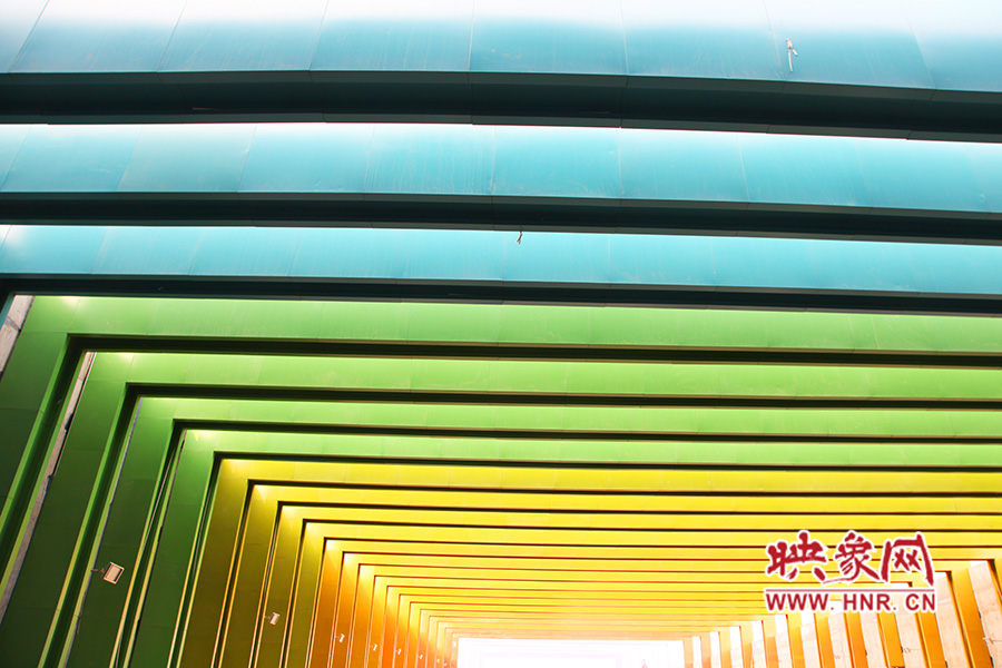 線條的明暗變化令人感覺(jué)夢(mèng)幻般神奇。