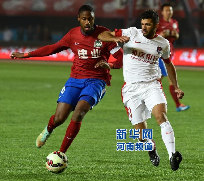 河南建業(yè)隊(duì)隊(duì)員戈麥斯（左）與重慶力帆隊(duì)隊(duì)員吉利奧蒂在比賽中拼搶。