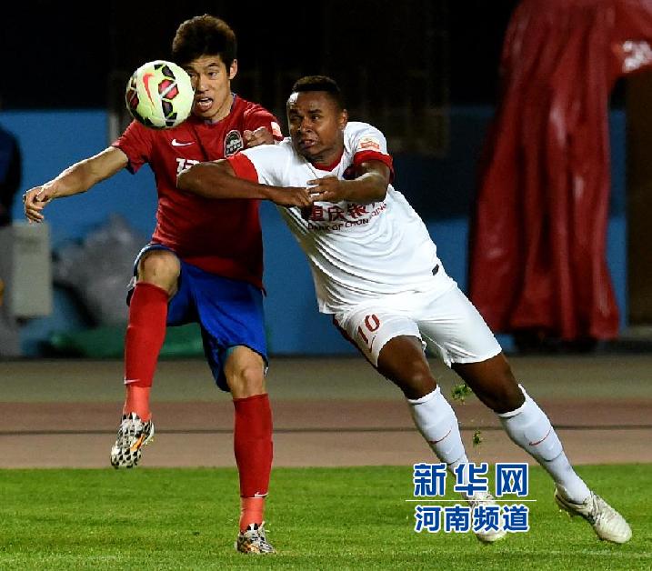 重慶力帆隊(duì)隊(duì)員科爾霍（右）在比賽中拼搶。