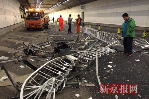 一輛蘭博基尼與一輛法拉利發(fā)生事故，現(xiàn)場狀況慘烈