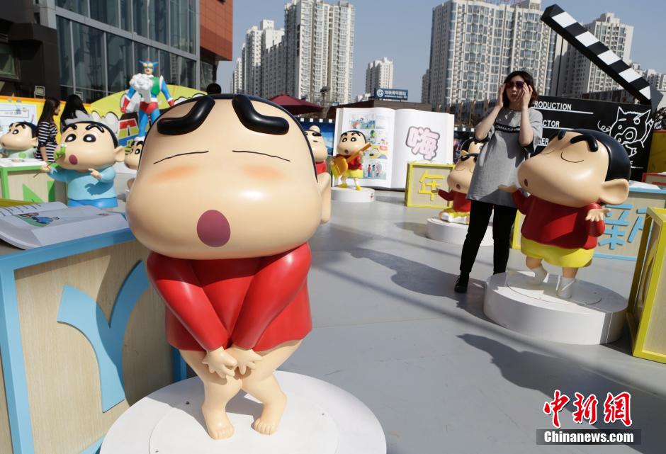 4月22日，游客參觀蠟筆小新特展?！跋灩P小新25周年紀(jì)念特展”日前在北京開展