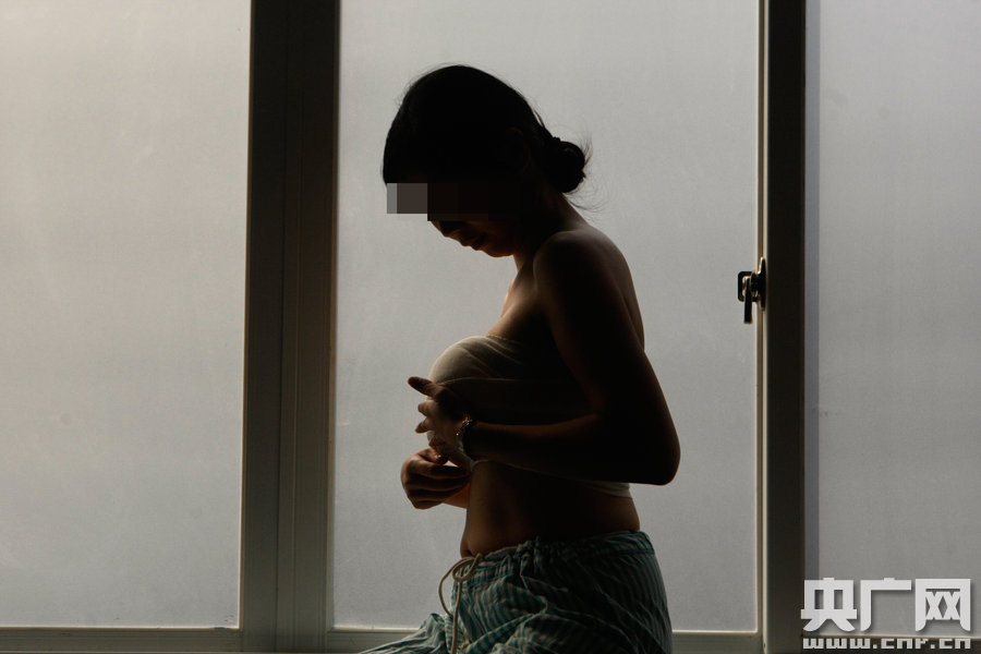 將挑戰(zhàn)國內最大的600cc隆胸假體，誓要成為“中國最胸辣媽”。