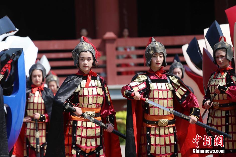 河南三國(guó)文化周 佳麗戎裝演繹“三國(guó)八美”