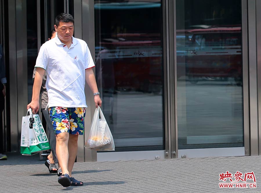 褲頭、T恤的裝束依然提前入夏