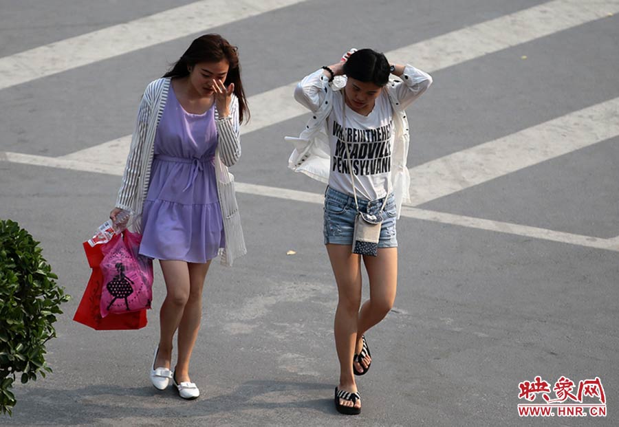 太熱了，還是把頭發(fā)扎起來