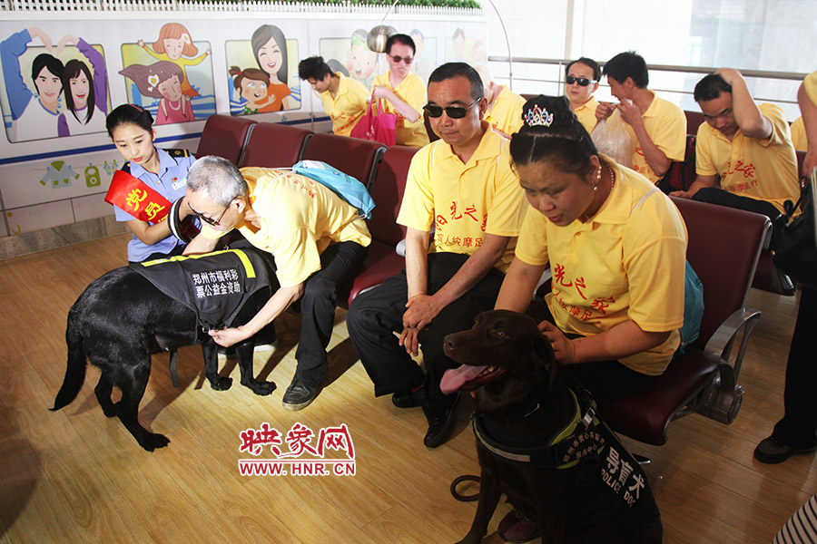 幾名視力殘障人士在專門(mén)的愛(ài)心候車去候車