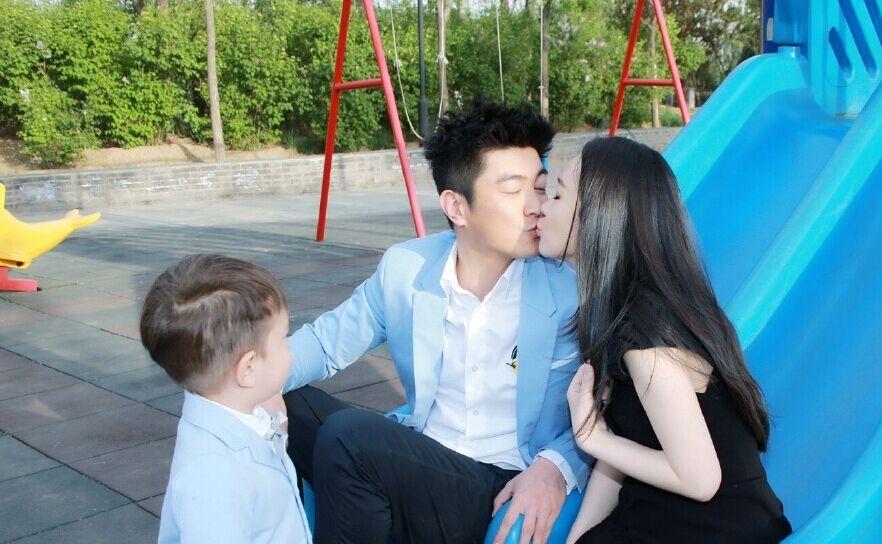 霍思燕與老公親吻,兒子看呆。霍思燕附言:“超級(jí)愛(ài)你們!520快樂(lè)!”