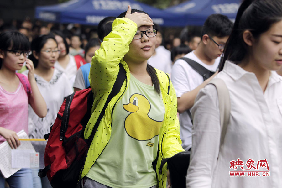 鄭州回中考點，考生輕松入場。