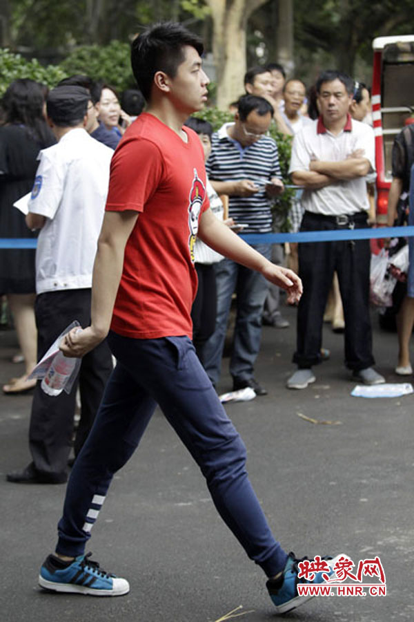 鄭州回中考點，考生自信入場。