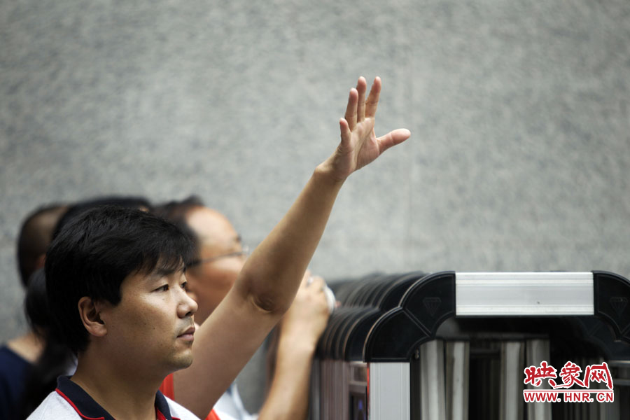 6月7日，鄭州回中考點?！昂?，我在這兒！”一名家長招呼自己的孩子