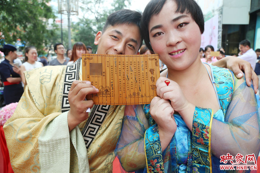 一對(duì)兒情侶現(xiàn)場(chǎng)展示“賣身契”內(nèi)容。