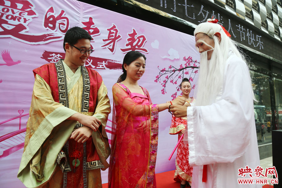 “月老”為每對(duì)情侶綁定“愛你一輩子”情侶手鏈。