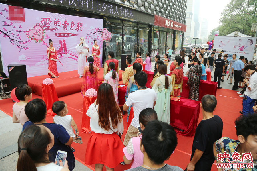 活動(dòng)現(xiàn)場(chǎng)，聚集了大量圍觀群眾。